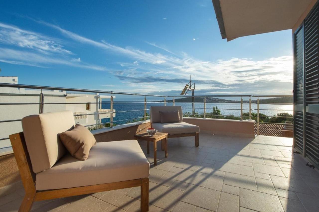 Sea Flower Beachfront Villa Севид Экстерьер фото